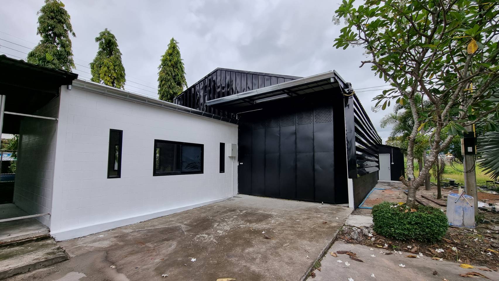 BAT324 ให้เช่าโกดัง โรงงาน ใหม่ ขนาด 200ตรม. ใกล้ตลาดจตุจักรชลบุรี