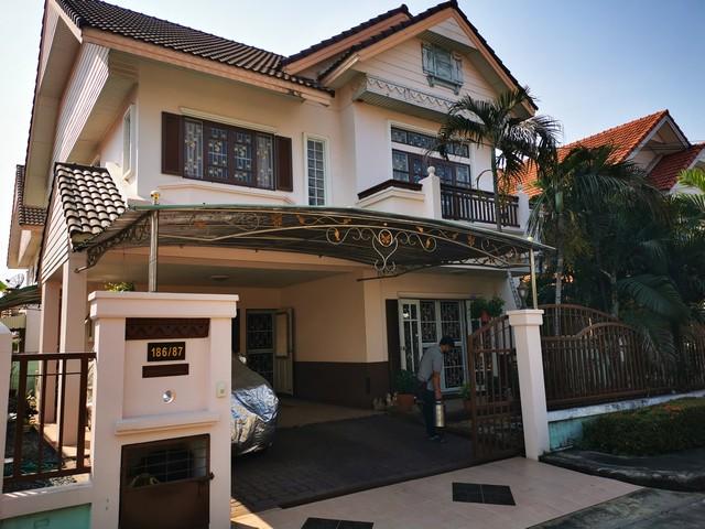 บ้านให้เช่า และขาย  โครงการ ธารารมณ์ พาร์คเวย์ ชาเล่ต์ ติดถนนใหญ่ รามคำแหง190 ใกล้ รถไฟฟ้าสายสีชมพู