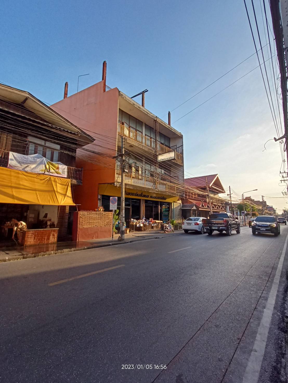ขายถูกมาก ตึก 3 ชั้น ทำเลทองติดถนนวัวลาย ใจกลางอำเภอเมืองเชียงใหม่ (เจ้าของขายเอง)