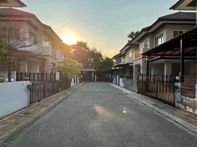 FPL906 ขายบ้านเดี่ยว เนื้อที่ 40 ตรว.หมู่บ้านนราณีสิริเกษตร-นวมินทร์ ซอยลาดปลาเค้า 43 เดินทางสะดวก