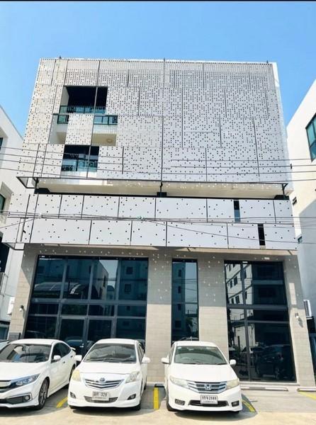 ให้เช่าอาคารสำนักงาน 4 ชั้นครึ่ง 700 ตรม. ทำเลดี ตรงข้ามแฟชั่นไอส์แลนด์ ติดสถานีรถไฟฟ้าสายสีชมพู ใกล้ทางขึ้นมอเตอร์เวย์