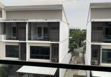 ให้เช่าทาวน์โฮม 3 ชั้น เดอะ แลนด์มาร์ค เอกมัย-รามอินทรา สุคนธสวัสดิ์ 25 เฟอร์ครบพร้อมอยู่