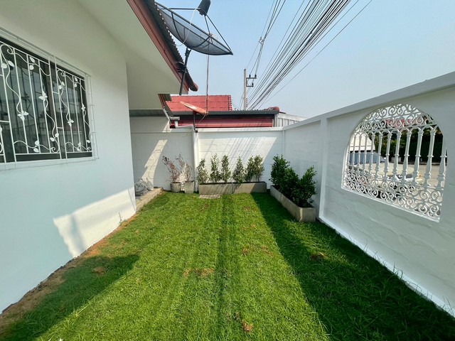 บ้านเดี่ยว รีโนเวทใหม่ ดูดี เรียบง่าย ตามวิถีชีวิตคนเชียงใหม่  มีสนามหญ้าหน้าบ้าน แนวรั้วไทรเกาหลี  ราคาขาย 1.75 ล้านบาท (ค่าโอนคนละครึ่ง)