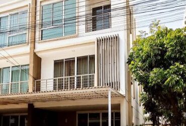 ให้เช่าทาวน์โฮม 3 ชั้นหลังมุม ลาดพร้าว 21 เดินไป MRT ลาดพร้าวได้ บ้านเปล่าเหมาะทำออฟฟิศ