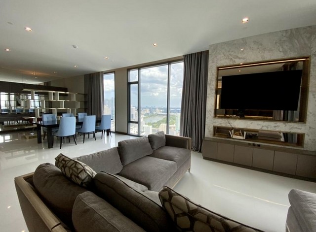 Condo Q1 Sukhumvit ติดรถไฟฟ้า BTS นานา  3 Bedrooms 201.76 Sq.m. NOW AVALIABLE