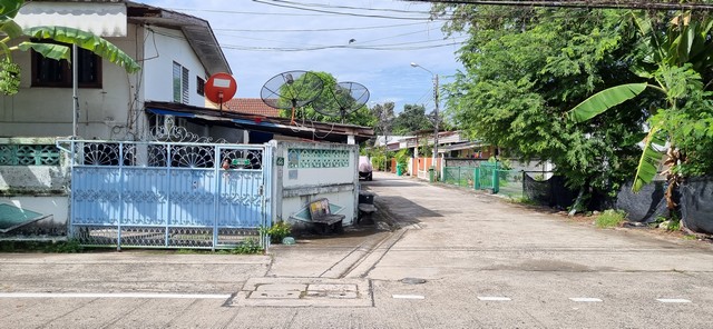 ขายที่ดินพร้อมบ้าน 53 ตารางวา หัวมุม  หมู่บ้านบัวขาว รามคำแหง 174 ราคาพิเศษ