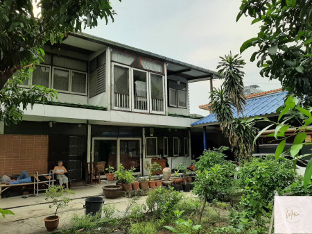 ขายที่ดิน แถมบ้านเข้าซอย ประมาณ 100 เมตร ลาดพร้าว 12   เข้าออกได้หลายทาง