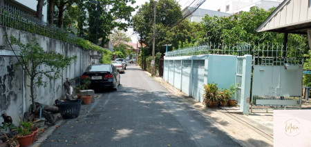 ขายที่ดิน แถมบ้านเข้าซอย ประมาณ 100 เมตร ลาดพร้าว 12   เข้าออกได้หลายทาง