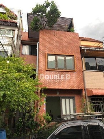 Maneeya ville 4 bedrooms BTS Udomsuk Sale 5.9 mb Tel : 082-626-8246
