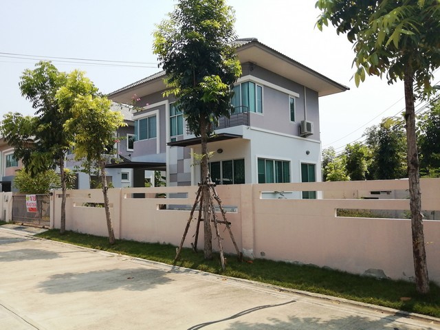 บ้านเดี่ยว หลังมุม วิลล่า โนวา เทพารักษ์ ถ.ตำหรุ สมุทรปราการ พื้นที่ข้างบ้านกว้างขวาง เนื้อที่รวม 67.4 ตร.ว.