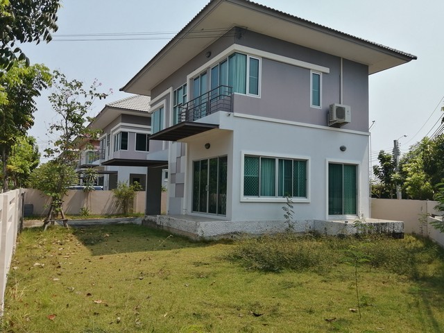 บ้านเดี่ยว หลังมุม วิลล่า โนวา เทพารักษ์ ถ.ตำหรุ สมุทรปราการ พื้นที่ข้างบ้านกว้างขวาง เนื้อที่รวม 67.4 ตร.ว.