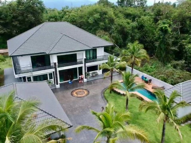 ขายบ้านหรู 25 ล้าน หรือให้เช่า 120,000 บาท/เดือน  โซนสันทราย #หลังม.แม่โจ้