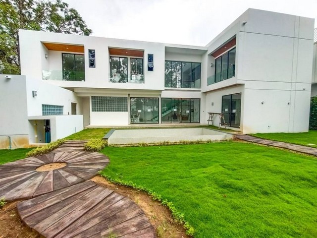 บ้านสวยสไตด์โมเดริ์น  พื้นที่เยอะ  ใกล้สนามบิน  แม่เหียะ  อำเภอเมือง