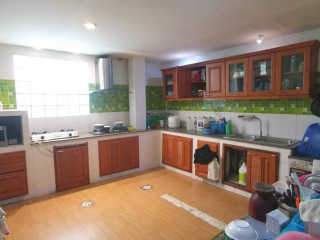 ให้เช่าอาคารพาณิชย์ในคูเมือง 4 ชั้น  พร้อมดำเนินกิจการ เชียงใหม่