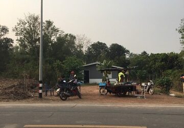 ขายที่ดินติดถนนใหญ่ พร้อมสิ่งปลูกสร้างบ้าน 3 หลัง อำเภอบางน้ำเปรี้ยว  จังหวัดฉะเชิงเทรา