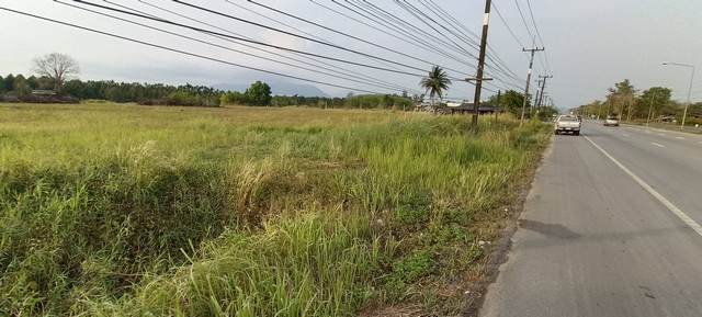 ที่ดินถมแล้ว พื้นที่ 5ไร่  ติดถนน จันทบุรี – สระแก้ว อำเภอ มะขาม จังหวัด จันทบุรี