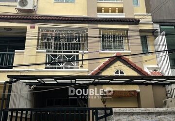 ทาวน์เฮ้าส์ 3 ชั้น ซอยสมเด็จพระเจ้าตากสิน 41 ขาย 4.6 ล้านบาท Tel : 082-626-8246