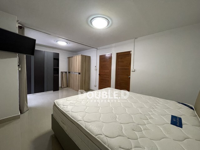ทาวน์เฮ้าส์ 3 ชั้น ซอยสมเด็จพระเจ้าตากสิน 41 ขาย 4.6 ล้านบาท Tel : 082-626-8246