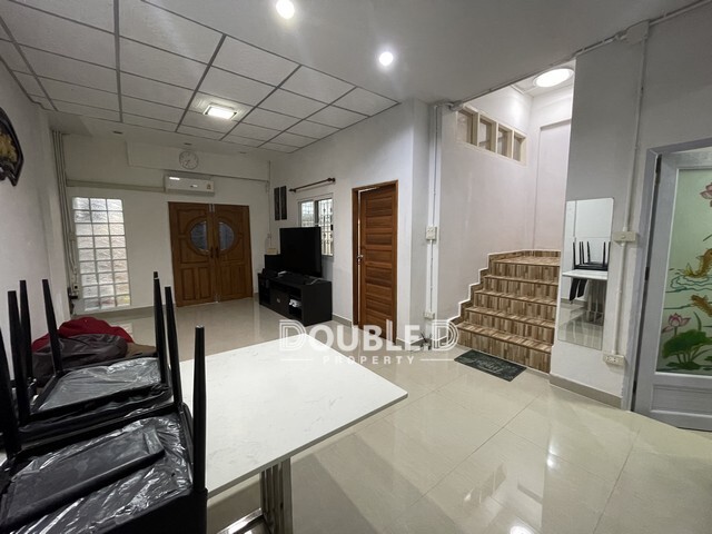 ทาวน์เฮ้าส์ 3 ชั้น ซอยสมเด็จพระเจ้าตากสิน 41 ขาย 4.6 ล้านบาท Tel : 082-626-8246